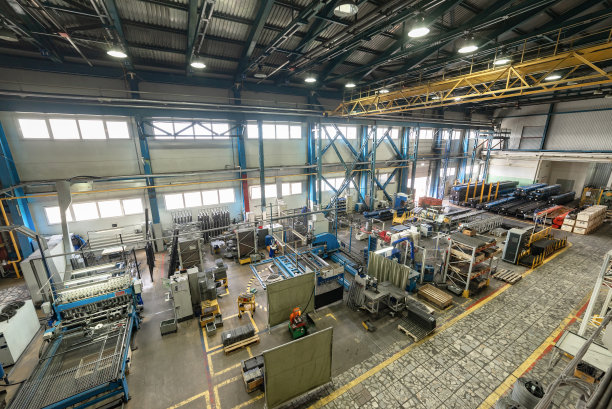 金属加工车间的内部。现代工业企业。图片下载