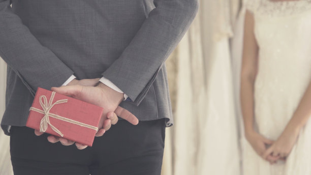 幸福的新娘和新郎在婚礼上准备结婚。图片下载