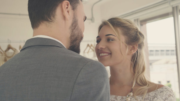 幸福的新娘和新郎在婚礼上准备结婚。图片下载