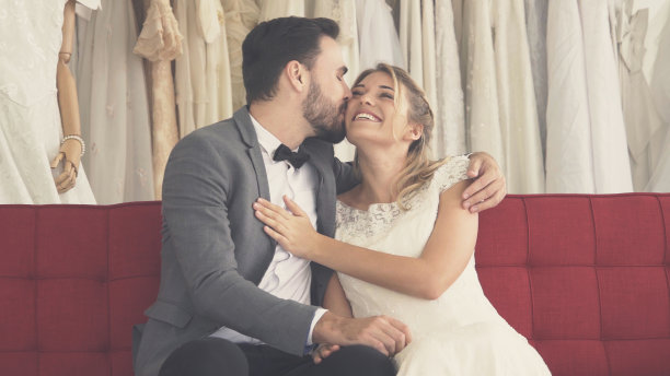 幸福的新娘和新郎在婚礼上准备结婚。图片下载