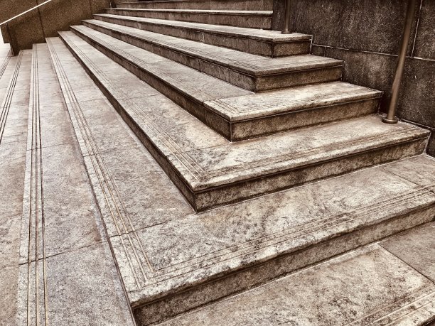 靠近建筑外部的石阶图片下载