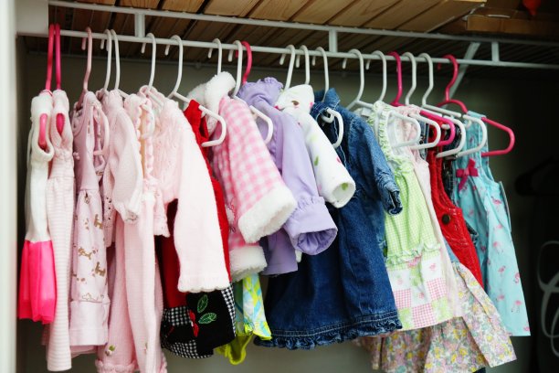 挂在卧室衣柜里的女婴衣服图片下载