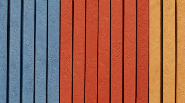 笔记本或书，蓝色、橙色、黄色排成一排图片下载