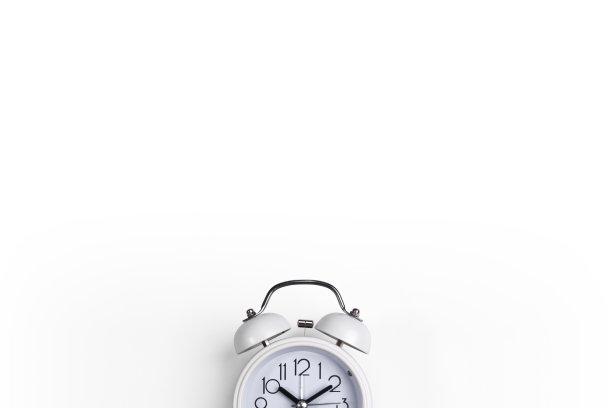 白色背景上的白色闹钟。图片下载