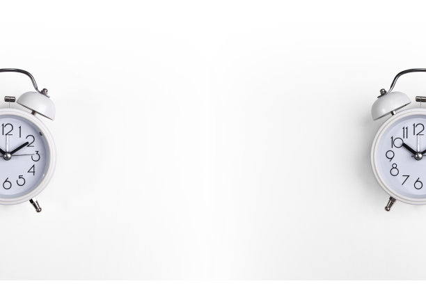 白色背景上的白色闹钟。图片下载
