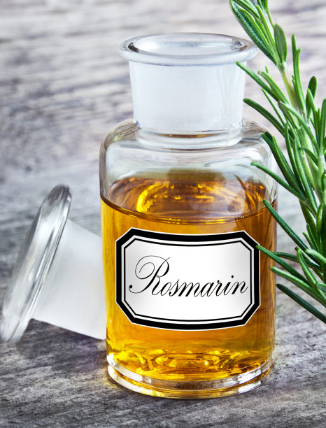 德国迷迭香油和木制背景图片下载