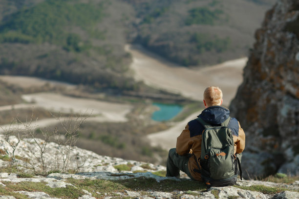 人坐在山坡上图片下载