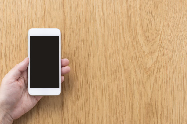 操作智能手机，高角度查看图片下载