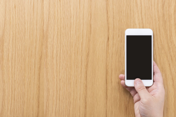 操作智能手机，高角度查看图片下载