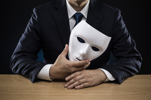 穿西装的人摘下了面具图片下载