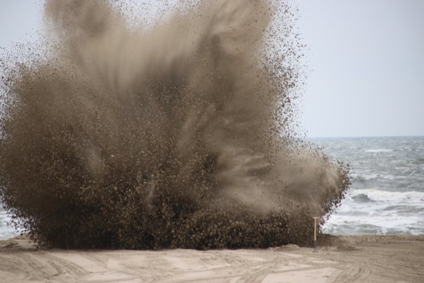 在荷兰海牙附近的斯赫弗宁根海滩，警察和军队的爆炸专家(TEV)带来了犯罪炸药图片下载