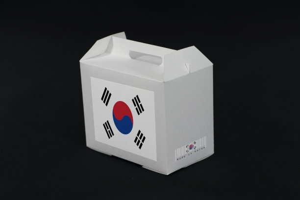 韩国国旗在白色盒子与条形码和国旗的颜色在黑色的背景。出口贸易的概念来自韩国。图片下载