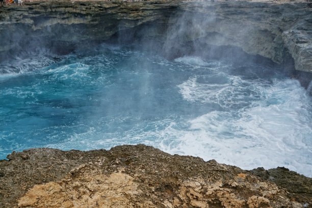 印尼巴厘岛的魔鬼眼泪图片下载