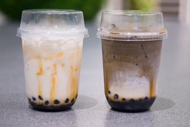 两杯Hojicha奶茶，鲜奶和珍珠奶，加上一层奶油芝士泡沫，是台湾传统饮品图片下载