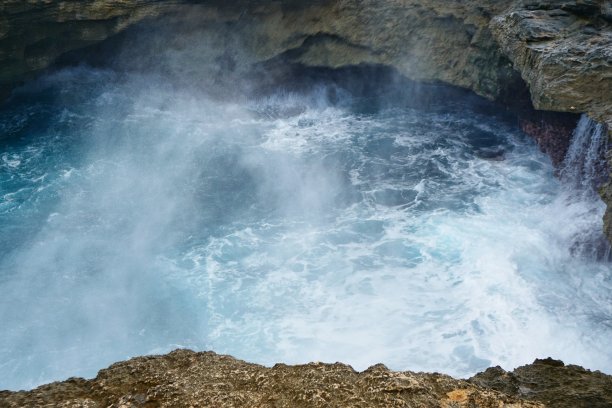 印尼巴厘岛的魔鬼眼泪图片下载