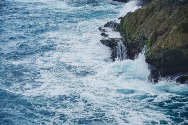 印尼巴厘岛的魔鬼眼泪图片下载