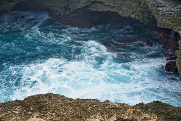 印尼巴厘岛的魔鬼眼泪图片下载