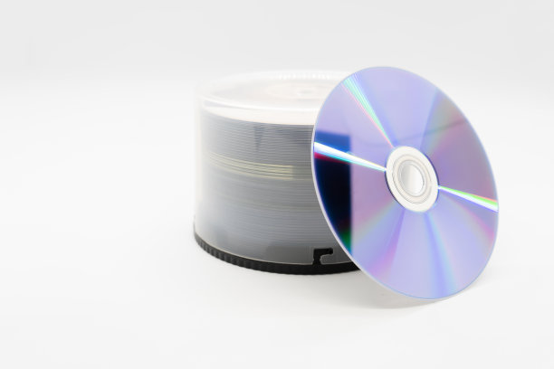 特写孤立在白色背景的堆栈激光光盘CD和DVD。一堆cd, dvd碟片。图片下载