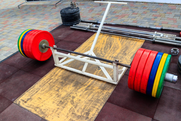 健身房地板上的杠铃图片下载