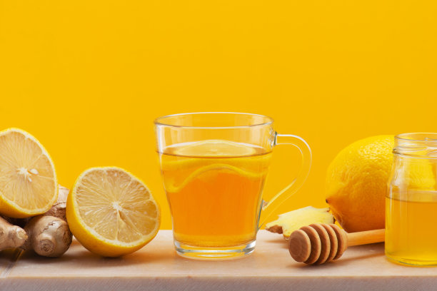 一杯含有柠檬、生姜和蜂蜜的热维生素饮料图片下载