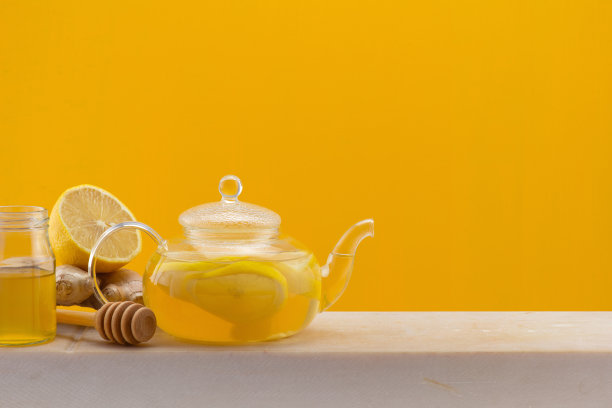 茶壶与热维生素饮料柠檬，生姜和蜂蜜图片下载