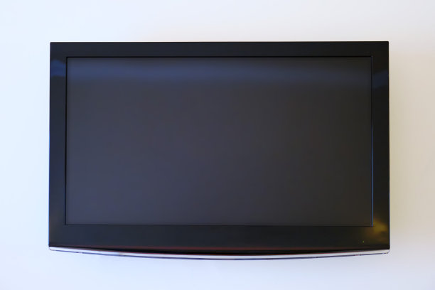 白色墙壁上的大型平板电视，模型图片下载