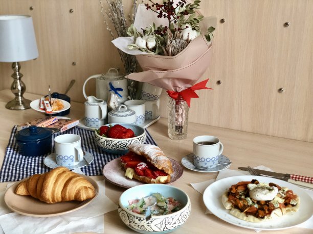 自制的假日早餐。金枪鱼和奶酪的迷你披萨。奶油饼干和新鲜的草莓图片下载