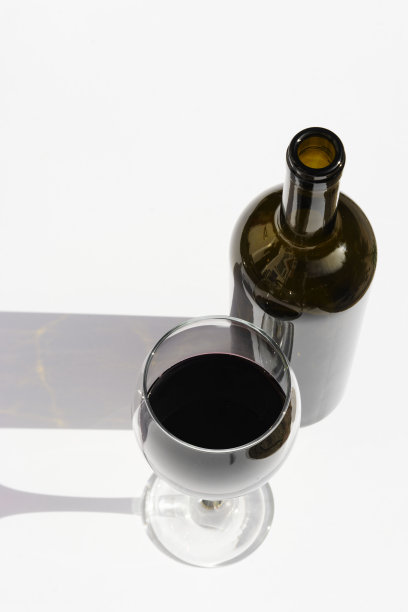 玻璃杯和酒瓶上的黑色阴影被孤立在白色的背景上图片下载