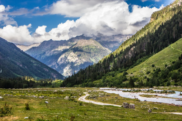 高加索山脉的高山图片下载
