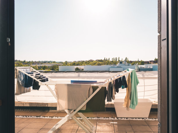 放在阁楼平台上的衣服图片下载