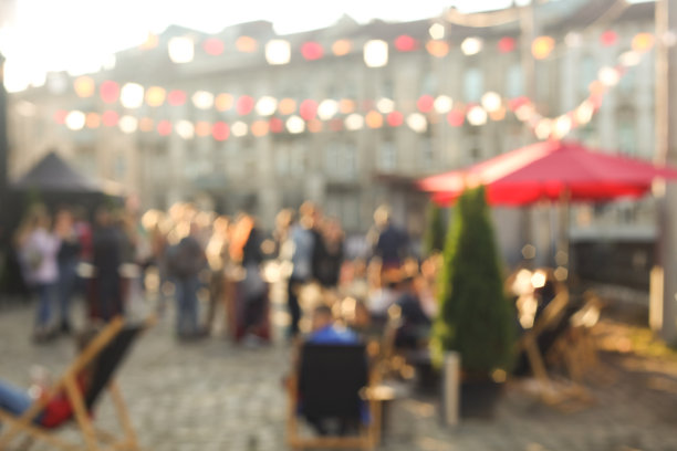 在阳光明媚的日子里，人们在街头狂欢图片下载
