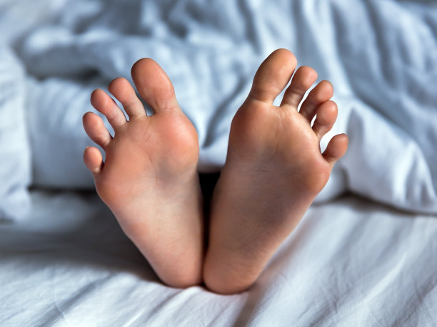 毯子下面的婴儿脚图片下载