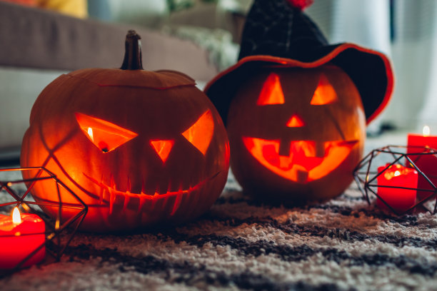 万圣节南瓜灯南瓜。用传统的万圣节标志装饰的家。图片下载