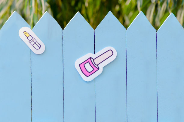 口红和指甲油在漂亮的蓝色栅栏上图片下载