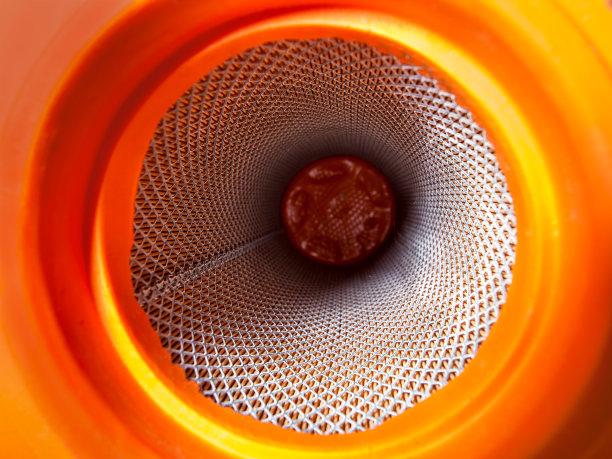 纸管汽车空气滤清器带有铁网，用于车身的刚性，车内部分可查看。图片下载