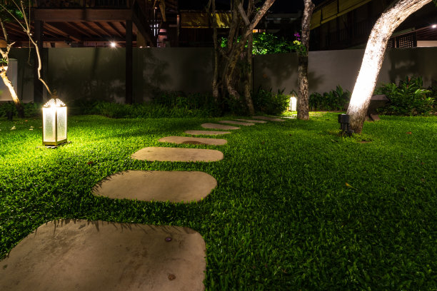 夜景花园和石道照明图片下载