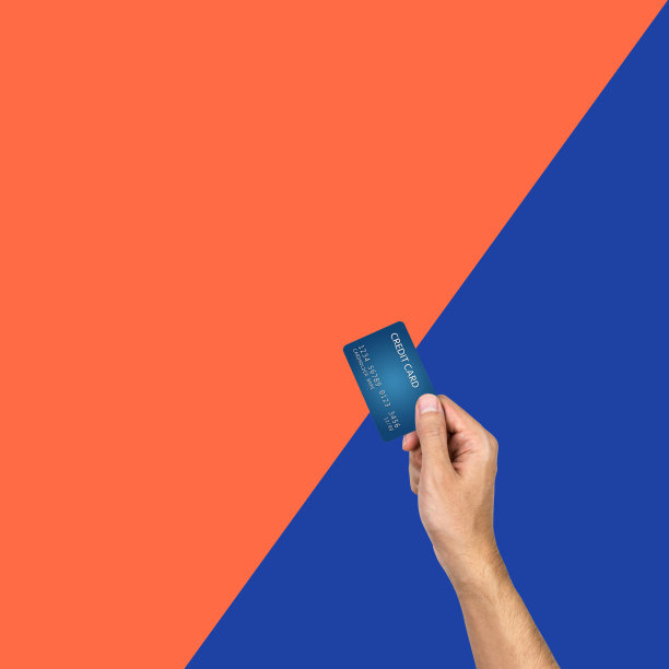 信用卡手握红色和蓝色对比色背景图片下载