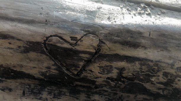 雕刻的心图片下载