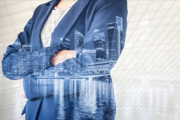 城市摩天大楼背景下的精明女商人，金融和股票投资的企业家商业人士的双重曝光。贸易融资和专业投资理念图片下载