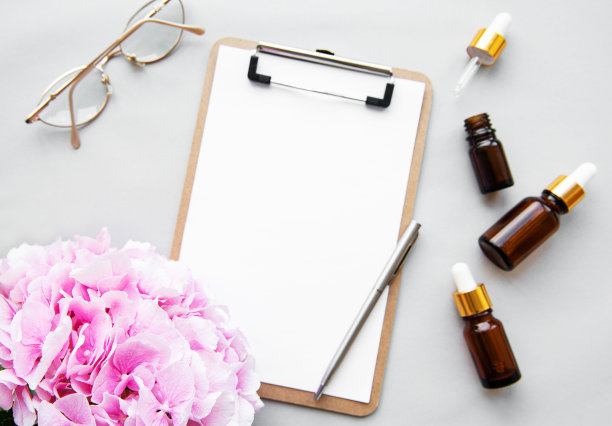 粉色绣球花和按摩油图片下载