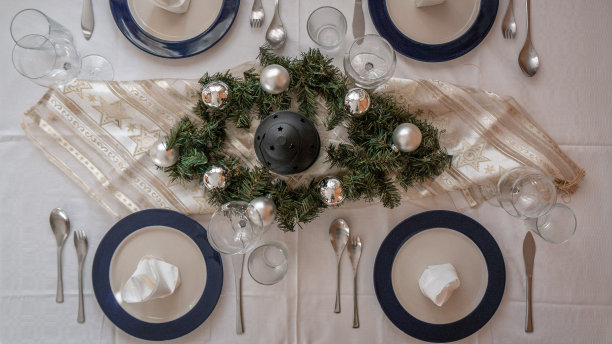 餐桌为圣诞晚餐在客厅，鸟瞰。图片下载