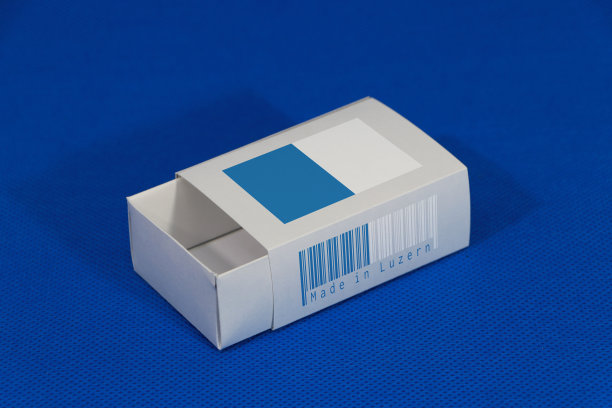 卢塞恩旗上的白色包装盒带有条形码，而广州旗上的颜色则以蓝色为背景，纸包装上可放火柴或产品。图片下载