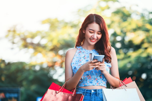 购物的女人图片下载