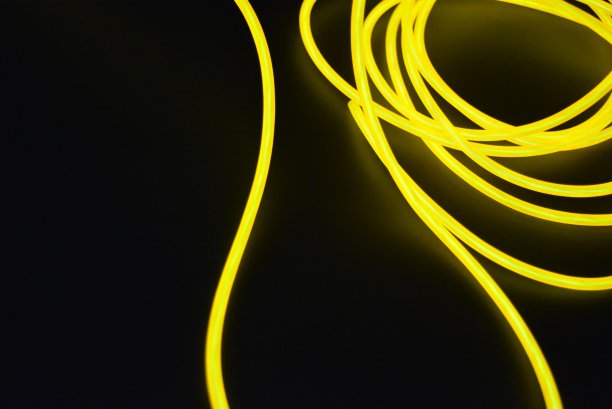亮橙色发光线，绞光线，电缆。不同形状和图像的致发光线与不同的扭曲，多汁el线。图片下载