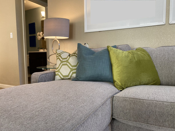 舒适的沙发和枕头图片下载