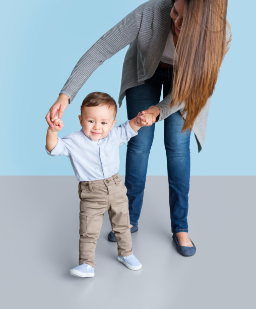 妈妈帮小孩走路图片下载