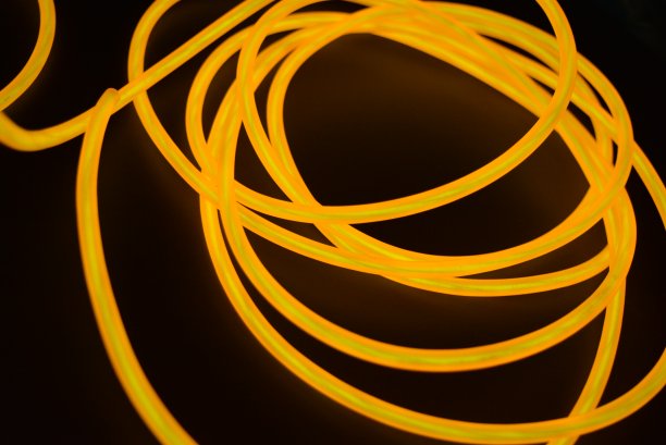 亮橙色发光线，绞光线，电缆。不同形状和图像的致发光线与不同的扭曲，多汁el线。图片下载