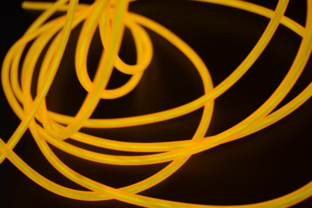亮橙色发光线，绞光线，电缆。不同形状和图像的致发光线与不同的扭曲，多汁el线。图片下载