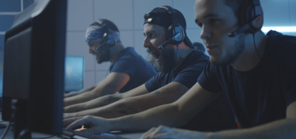 年轻人在玩游戏比赛图片下载