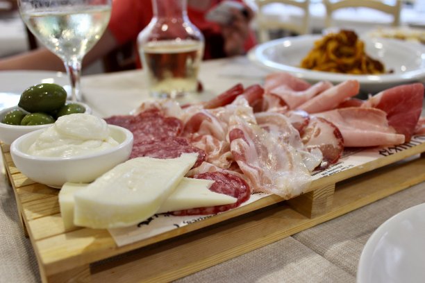 各种开胃菜在木板上，酒小吃套装，奶酪，意大利腊肠，火腿，培根，橄榄其他开胃菜和酒，意大利开胃菜图片下载